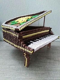 Piano maron ou noir, de Frédéric Chopin, avec sa décoration fleurale. - REF : 0131 - Prix : 35,00€ - Largeur + ou - 22cm - Longueur + ou - 29cm - Hauteur + ou - 9cm. Le couvercle s'ouvre et ce ferme.