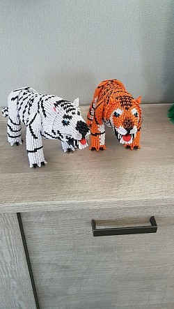 Tigre du Bengale, blanc ou orange. REF : 0095 - Prix : 35,00€ - Longueur + ou - 40cm.