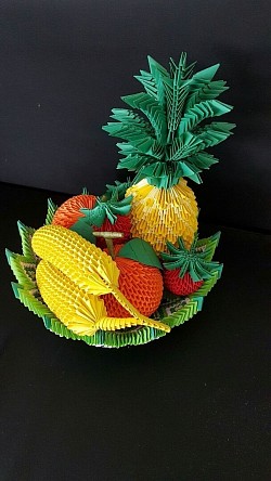 Coupe de fruits, comprenant 1 ananas, 2 oranges, 3 fraises,2 bananes, et 1 coupe à fruits d'un diamètre + ou - 30cm - REF  : 0069 - Prix : 60,00€ l'ensemble.