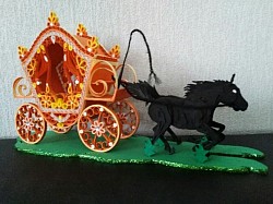 Le carrosse de Cendrillon, avec ses deux chevaux - REF : 0011 - Prix : 25,00€ - Hauteur + ou - 14cm - Longueur + ou - 22cm - Largeur + ou - 5cm.