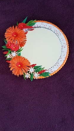 Simple miroir, avec une décoration fleurale (Méthode Quilling). - REF : 0173 - Prix : 25,00€ - diamètre du miroir + ou - 20cm.