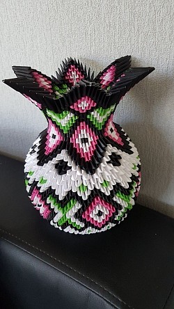 Vase rond, forme fleur - REF : 0175 - Prix :  20,00€ - Hauteur + ou - 18cm