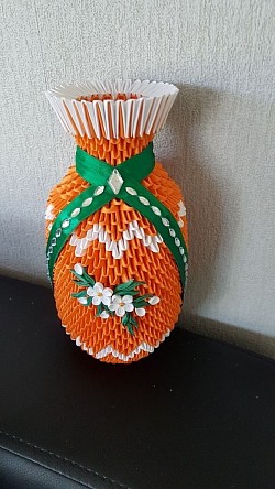 Vase simple avec une décoration fleurale - REF : 0178 - Prix : 20,00€ - Hauteur + ou - 20cm