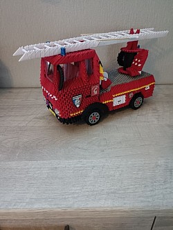 Camion de pompier avec une échelle.