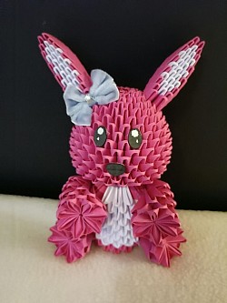 Petit lapin rose avec son noeud papillon - REF: 0189 - Prix : 15,00€ - Hauteur + ou - 20cm